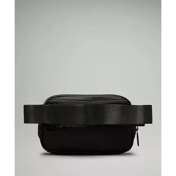 Everywhere Belt Bag 1L - Black/Black - Picture 2 of 6